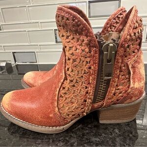 Circle G cutout leather booties size 5